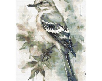 Könnte beinhalten: Ein Aquarellbild eines Vogels, der auf einem belaubten Ast sitzt. Der Vogel hat graue, weiße und schwarze Federn mit einem langen Schwanz. Die Blätter sind grün und braun, und der Hintergrund ist eine weiche, gedämpfte Aquarellwäsche.