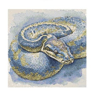 Puede incluir: Una serpiente azul y verde enroscada sobre un fondo azul y blanco. La serpiente tiene una barriga verde claro y una parte superior azul oscuro.