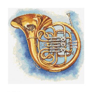 Può includere: Un corno francese dorato con un'apertura a forma di campana e un tubo lungo e curvo. Il corno è decorato con dettagli intricati ed è posto su uno sfondo acquerellato blu e bianco.