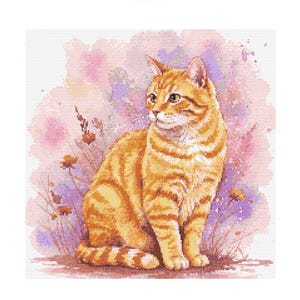 Puede incluir: Un gato atigrado jengibre se sienta en un campo de flores silvestres. El gato tiene un pelaje suave, naranja y blanco y mira hacia la izquierda. El fondo es una acuarela de color rosa y morado.