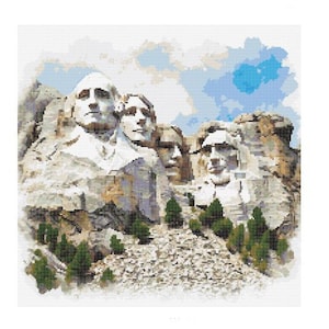 Könnte beinhalten: Eine Nahaufnahme des Mount Rushmore National Memorial, einer großen Skulptur, die in einen Granitberg in South Dakota, USA, gehauen wurde. Die Skulptur zeigt die Gesichter von vier US-amerikanischen Präsidenten: George Washington, Thomas Jefferson, Theodore Roosevelt und Abraham Lincoln.