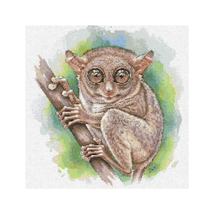 Puede incluir: Patrón de punto de cruz de un tarsio, un pequeño primate con ojos grandes, posado en una rama. El tarsio está representado en tonos marrones y beige, con un fondo de estilo acuarela verde y azul.