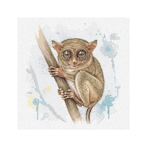 Puede incluir: Patrón de punto de cruz de un tarsio agarrado a una rama. El tarsio tiene ojos grandes y expresivos y un pelaje marrón claro. El fondo presenta suaves acentos de acuarela azules y amarillos.