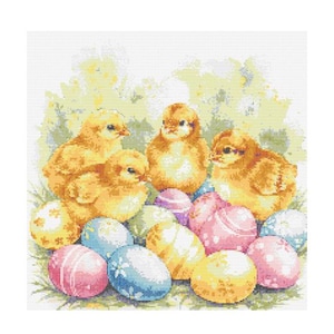 Puede incluir: Cuatro pollitos amarillos rodeados de huevos de Pascua coloridos. Los pollitos están sentados en una cama de hierba verde y flores.