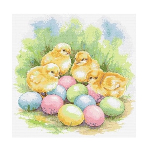 Puede incluir: Imagen estilo acuarela de cinco pollitos amarillos y esponjosos reunidos alrededor de una colección de huevos de Pascua de colores pastel. Los huevos son en tonos rosa, azul, verde y amarillo, sobre un fondo de follaje verde y azul.