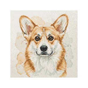 Può includere: Un ritratto ravvicinato di un cane corgi marrone e bianco con uno sfondo morbido e sfocato di fiori ad acquerello.