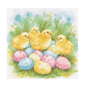 Puede incluir: Cuatro pollitos amarillos están acurrucados entre un grupo de huevos de Pascua coloridos. Los huevos están decorados con varios patrones y colores, incluyendo rosa, azul y amarillo.