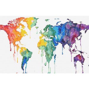 Pode incluir: Um mapa-múndi em aquarela colorida sobre um fundo branco. Os continentes são retratados em um espectro vibrante de cores, do vermelho ao violeta, com um efeito de tinta escorrendo. Uma peça decorativa.