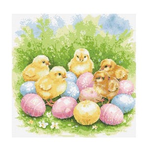 Puede incluir: Un grupo de pollitos amarillos rodeados de huevos de Pascua coloridos. Los pollitos están acurrucados en una cama de hierba verde y flores.