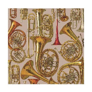 Könnte beinhalten: Eine farbenfrohe Illustration verschiedener Blechblasinstrumente, darunter Trompeten, Posaunen, Waldhörner und Tuben. Die Instrumente sind in einem zufälligen Muster auf einem hellbeigen Hintergrund angeordnet.