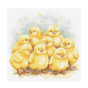 Puede incluir: Imagen estilo acuarela de un grupo de ocho pollitos amarillos y esponjosos. Los pollitos están agrupados, con sus pequeñas patas naranjas visibles. El fondo tiene salpicaduras suaves de acuarela azul y amarilla.