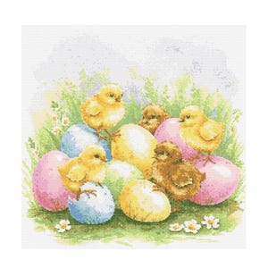 Puede incluir: Una ilustración en acuarela de pollitos y huevos de Pascua. Varios pollitos amarillos y marrones esponjosos están posados sobre y alrededor de huevos coloridos en tonos rosa, azul y amarillo. El fondo presenta hierba verde y pequeñas flores blancas.