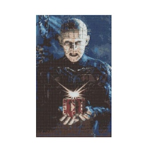 Puede incluir: Primer plano de un personaje de película de terror con una máscara de metal con ganchos y una caja roja ensangrentada en sus manos. El personaje lleva una camisa azul oscuro y tiene una expresión amenazante.