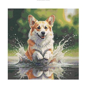 Op de afbeelding: Een bruine en witte corgi-hond springt in een waterpartij en veroorzaakt een spetterende waterpartij. De hond glimlacht en heeft zijn tong uitgestoken. De achtergrond is een groen bos.