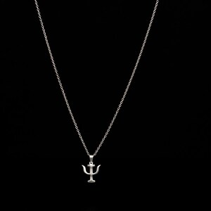 Peut inclure: Un collier en cha&icirc;ne argent avec un pendentif en argent en forme de lettre grecque psi.