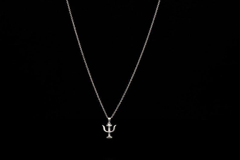 Peut inclure: Un collier en cha&icirc;ne argent avec un pendentif en argent en forme de lettre grecque psi.