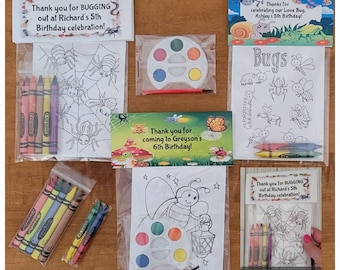 Puede incluir: Un conjunto de cuatro bolsas de regalo para una fiesta de cumpleaños con temática de insectos. Cada bolsa contiene una página para colorear, lápices de colores y un pequeño juego de pintura. Las bolsas están decoradas con ilustraciones de insectos coloridos y el texto "¡Gracias por venir a la celebración del [number] cumpleaños de [name]!