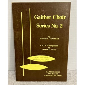 Pode incluir: Um livro castanho com o título "Gaither Choir Series No. 2" de William J. Gaither. O livro também inclui o texto "S.A.T.B. Arrangements by Harold Lane" e o endereço "3817 Creekside Dr. Nashville, Tenn. 37211". O livro também inclui o texto "Gaither Music P.O. Box 300 Alexandria, Ind. 46001".