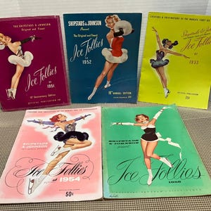 Könnte beinhalten: Eine Sammlung von Vintage-Programmen der "Ice Follies" aus den 1950er Jahren. Jedes Programm zeigt eine farbenfrohe Illustration einer Eiskunstläuferin in verschiedenen Posen. Die Cover sind in Lila, Blau, Gelb, Rosa und Grün gehalten, mit Text einschließlich Jahr und Preis.