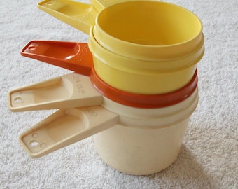 Juego de vasos medidores Tupperware vintage, colores surtidos, diversas capacidades.