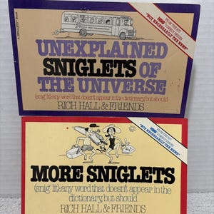 Pode incluir: Dois livros de bolso intitulados Unexplained Sniglets of the Universe e More Sniglets de Rich Hall & Friends. A capa superior é bege com borda roxa e um ônibus. A capa inferior é amarela com borda vermelha e figuras de desenhos animados.