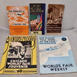 Puede incluir: Cinco folletos de papel antiguos de la Feria Mundial de Chicago de 1933. Los títulos incluyen The Making of a Motor Car, A Century of Progress Exposition, What we saw in the General Motors Exhibit Building, Chicago World's Fair Souvenir y World's Fair Weekly.