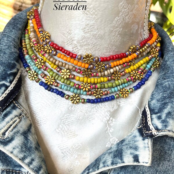 Handgemaakte unieke choker , korte ketting , boho chic necklace , cadeau idee , Afrikaanse glas kraaltjes ketting , choker , flower necklace