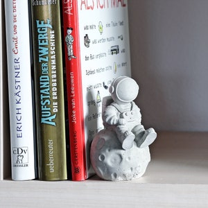Astronaut on the moon shelf decoration, bookend, sculpture, living room decoration, concrete decoration, wedding decoration, birthday gift, table decoration, space