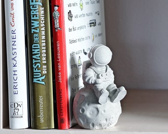 Astronaut auf dem Mond Regaldeko, Buchstütze, Skulptur, Wohnzimmerdeko, Betondeco, Hochzeitsdeco, Geburtstagsgeschenk, Tischdeco, Weltraum