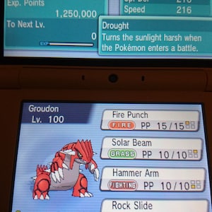 Op de afbeelding: Een screenshot van een videogame met het personage Groudon. Het personage is rood en grijs, met een gedetailleerde weergave van de zetten. Het scherm toont statistieken, waaronder Aanval, Verdediging en Snelheid.