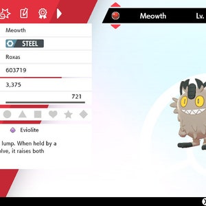 Pode incluir: Uma captura de tela digital de um jogo Pokémon mostrando um personagem Meowth do tipo Aço. O personagem está no nível 15 e tem 3.375 pontos de experiência. O personagem está segurando um item Eviolite. O texto "Um misterioso caroço evolutivo. Quando segurado por um Pokémon que ainda pode evoluir, aumenta tanto a Defesa quanto a Defesa Especial." é exibido abaixo do item.