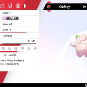 Può includere: Un personaggio di videogioco Pokémon Clefairy rosa con orecchie verdi, livello 50, con il testo "Clefairy" e "Lv. 50" sullo schermo. Il Pokémon è di tipo Fata.