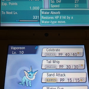 Pode incluir: Um personagem de videogame Pokemon Vaporeon azul de nível 10. O Pokemon está em um fundo azul com um menu de movimentos: Celebrar, Chicote de Cauda, Ataque de Areia e Pistola de Água. Os movimentos têm valores de PP listados.