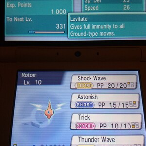 Pode incluir: Uma captura de tela de um jogo Nintendo DS mostrando um Pokémon Rotom com os movimentos Onda de Choque, Assustar, Truque e Onda Trovão. O Pokémon é de nível 10 e tem 33/33 PV. O texto "Levitar" é visível na tela.