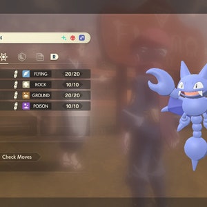 Puede incluir: Un Pokémon Gligar azul y morado de nivel 54. El Pokémon tiene una apariencia de cangrejo con grandes garras y alas. El Pokémon se muestra en un modelo 3D con un fondo blanco. Los movimientos del Pokémon se enumeran a continuación:  Ataque Aéreo, Avalancha, Terremoto y Puño Veneno.