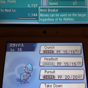 Puede incluir: Un Pokémon azul y gris llamado Cranidos, nivel 15, con la habilidad Rompe Moldes. Cranidos es un Pokémon de tipo Roca con un movimiento de tipo "OSCURO" llamado "Triturar" con 15 PP, un movimiento de tipo "NORMAL" llamado "Cabezazo" con 15 PP, un movimiento de tipo "OSCURO" llamado "Persecución" con 20 PP, y un movimiento de tipo "NORMAL" llamado "Derribo" con 20 PP. Cranidos está sosteniendo una Baya Passho.