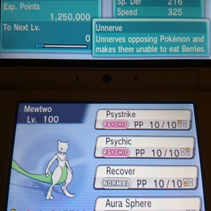 Puede incluir: Una captura de pantalla de un juego de Nintendo DS que muestra un Mewtwo de nivel 100 con los movimientos Psíquico, Psíquico, Recuperación y Bola Sombra. La pantalla también muestra las estadísticas de Mewtwo y el texto "Mewtwonite X".