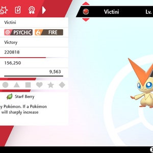 Könnte beinhalten: Ein digitaler Screenshot eines Pokémon-Spiels, das ein Victini-Pokémon der Stufe 50 mit dem Text "Victini Lv. 50" oben auf dem Bildschirm zeigt. Das Pokémon ist eine kleine, orange und weiße Kreatur mit einem großen, orangefarbenen V-förmigen Kopf. Das Pokémon steht auf einem blauen und weißen Hintergrund. Der Text "PSYCHIC FIRE" wird unter dem Namen des Pokémon angezeigt.