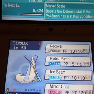 Puede incluir: Una captura de pantalla de un juego de Nintendo DS que muestra un Pokémon Milotic con el nombre "Milotic" y el texto japonés "ながさき" para el OT. El Pokémon es de nivel 50 y tiene los movimientos Recuperación, Bomba de Agua, Rayo Hielo y Reflejo. El Pokémon está sosteniendo una Orbe Llama.