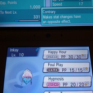 Pode incluir: Uma captura de tela de um jogo Nintendo DS mostrando um Pokémon Inkay de nível 10. O Pokémon é do tipo Sombrio e Psíquico. A tela mostra as estatísticas e os movimentos do Pokémon. Os movimentos são Hora Feliz, Jogo Sujo, Hipnose e Cabeça para Baixo.