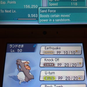 Pode incluir: Uma captura de tela de um videogame com um personagem Landorus. A tela exibe as estatísticas do personagem, incluindo ataque, defesa e velocidade. A interface do jogo também mostra os movimentos do personagem: Earthquake, Knock Off, U-turn e Rock Tomb.