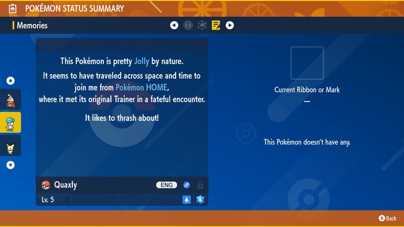 Puede incluir: Una pantalla azul con un cuadro blanco que contiene el texto "POK&Eacute;MON STATUS SUMMARY". La pantalla muestra un fondo azul con un cuadro blanco que contiene el texto "Memories". La pantalla tambi&eacute;n muestra un fondo azul con un cuadro blanco que contiene el texto "Este Pok&eacute;mon es bastante Alegre por naturaleza. Parece que ha viajado a trav&eacute;s del espacio y el tiempo para unirse a m&iacute; desde Pok&eacute;mon HOME, donde conoci&oacute; a su Entrenador original en un encuentro fat&iacute;dico. &iexcl;Le gusta revolverse!" La pantalla tambi&eacute;n muestra un fondo azul con un cuadro blanco que contiene el texto "Cinta o marca actual" y un cuadro blanco que contiene el texto "Este Pok&eacute;mon no tiene ninguna."