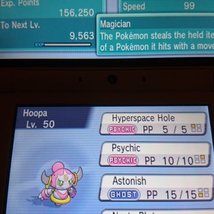 Op de afbeelding: Een screenshot van een videogame met het personage Hoopa. Het scherm toont de statistieken van het personage, waaronder HP, Aanval, Verdediging en Snelheid. Het personage is level 50 en heeft toegang tot zetten zoals Hyperspace Hole en Psychic.