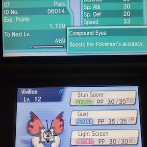 Può includere: Un personaggio di videogioco Pokemon Vivillon di livello 12. Il Pokemon è una farfalla con ali rosse, bianche e nere. Il Pokemon ha un simbolo di genere blu. Il Pokemon ha le mosse Spore Velenose, Raffiche, Schermo Luce e Scarabeo Lotta. Il Pokemon ha l'abilità Occhi Composti, che aumenta la precisione del Pokemon.