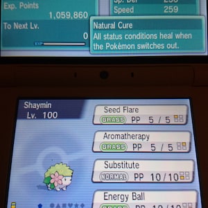 Pode incluir: Uma captura de tela de um jogo Nintendo DS mostrando um Pokémon Shaymin, nível 100, com os movimentos Lança-Sementes, Aromaterapia, Substituto e Bola de Energia. O Pokémon é verde e rosa com uma flor na cabeça. As estatísticas do Pokémon são exibidas na tela superior.