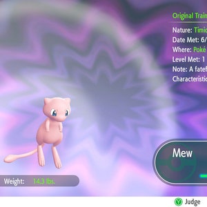 Può includere: Un Pokémon rosa, simile a un gatto, chiamato Mew, con occhi blu, è mostrato in un videogioco. Il Pokémon è in piedi su uno sfondo viola e rosa. Il testo "Mew" e "Lv. 1" viene visualizzato sullo schermo. L'altezza del Pokémon è di 1'09" e il peso è di 14,3 lbs.