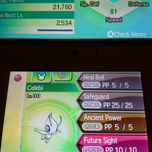Op de afbeelding: Een groen en wit Nintendo 3DS-scherm dat een Pokémon-spel weergeeft. De Pokémon Celebi is level 30 en heeft de aanvallen Geneesbel, Bescherming, Oerkracht en Toekomstzicht. De statistieken van de Pokémon worden op het bovenste scherm weergegeven, inclusief zijn HP, aanval, verdediging, speciale aanval, speciale verdediging en snelheid.