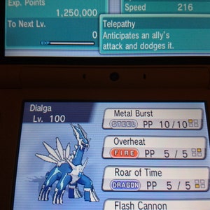 Pode incluir: Um personagem Pokémon azul e branco, Dialga, é mostrado na tela de um Nintendo DS. O personagem é de nível 100 e tem os movimentos Metal Burst, Overheat, Roar of Time e Flash Cannon. A tela também mostra as estatísticas e o tipo do personagem, que é Aço e Dragão.