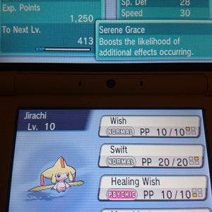 Pode incluir: Uma captura de tela de um jogo Nintendo DS mostrando um Pokémon Jirachi de nível 10. O Pokémon está no meio da tela com um fundo azul. A tela no topo mostra as estatísticas e informações do Pokémon. O texto na tela diz "Jirachi, Nível 10, Aço/Psíquico, Desejo, Veloz, Desejo de cura, Raio lunar".