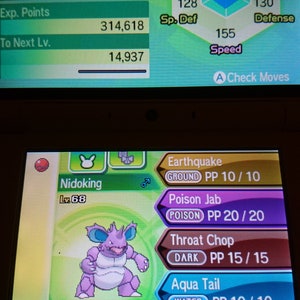 Puede incluir: Una captura de pantalla de un juego de Nintendo 3DS que muestra un Pokémon Nidoking con el texto "Nidoking" y "Lv. 68". El Pokémon es morado y tiene un gran cuerno en la cabeza. La pantalla también muestra las estadísticas del Pokémon, incluyendo sus PS, ataque, defensa y ataque especial. Los movimientos del Pokémon se enumeran a continuación, incluyendo Terremoto, Puya Venenosa, Golpe Bajo y Cola de Agua.